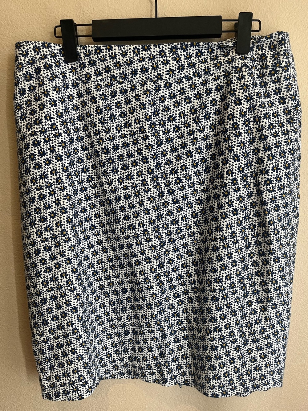 Ann Taylor White and Navy Floral Pencil Skirt